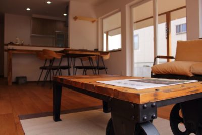 ウッドデッキとロフトがあるナチュラルテイストの平屋